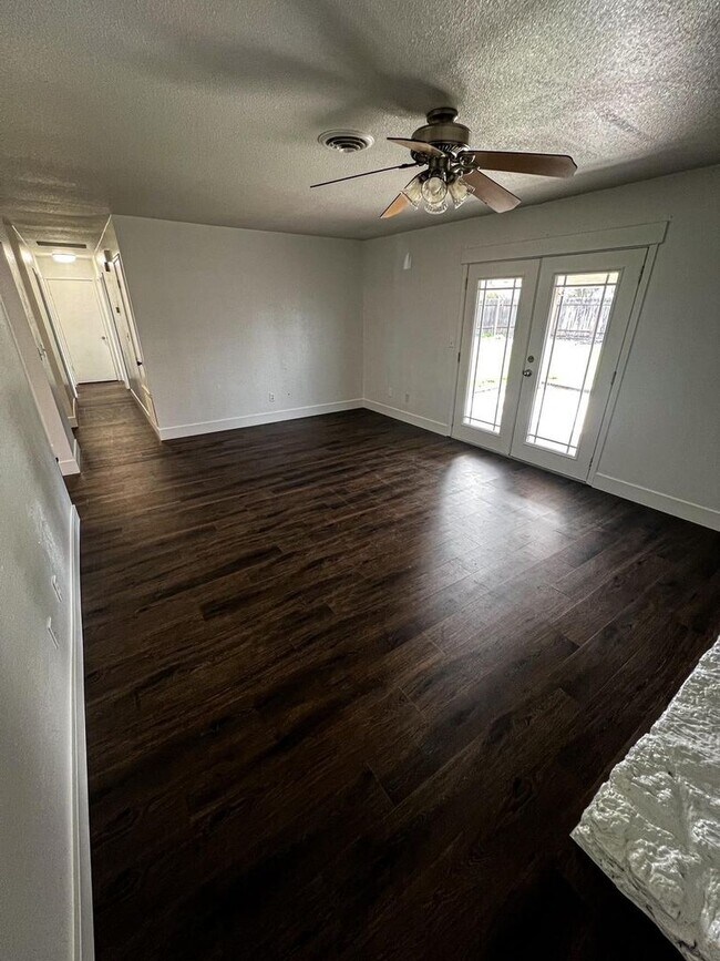 Building Photo - 3 bedroom 2 bath house AVAILABLE NOW!