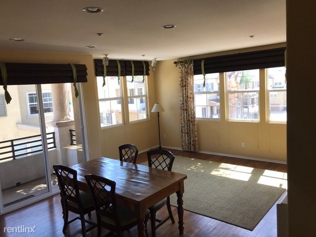 Building Photo - 2 br, 2.5 bath Condo - 5053 Plaza Promenade