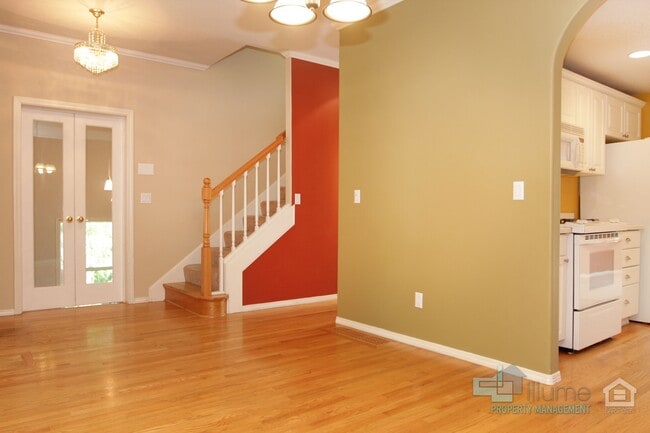 Building Photo - 3 Level Townhome near OHSU and PSU-Attached Garage with 2 Parking Spaces!