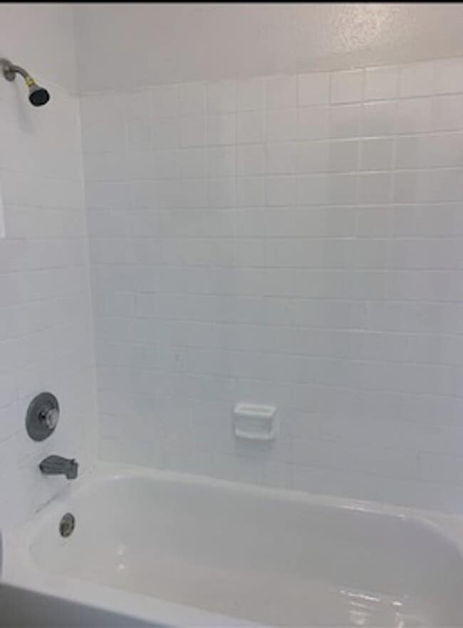 Building Photo - 1 bedroom / 1 bathroom 1st floor unit