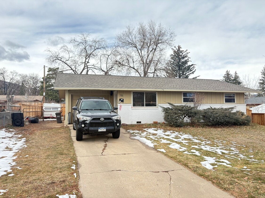 3 Bed 1 Bath Home W/Large Backyard Walking Distance To Everything. - 3 Bed 1 Bath Home W/Large Backyard Walking Distance To Everything.