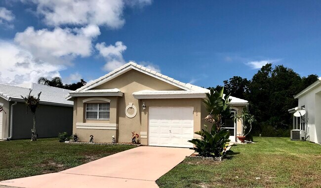 Building Photo - 1125 Goldenrod Cir NE