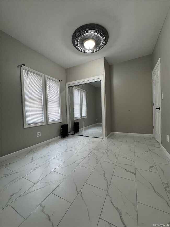 Foto del edificio - 861 E 215th St