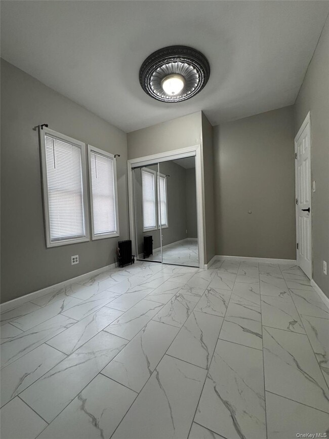 Building Photo - 861 E 215th St