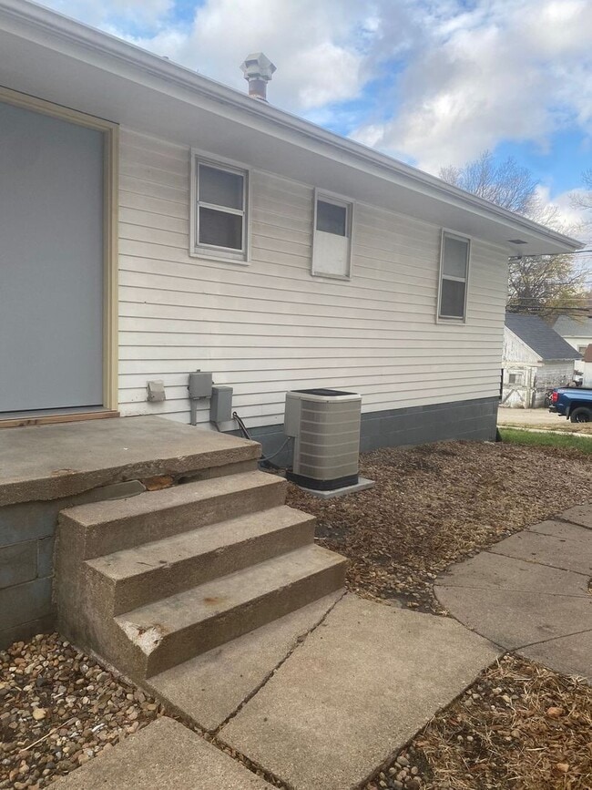 Building Photo - 730 E 12th St