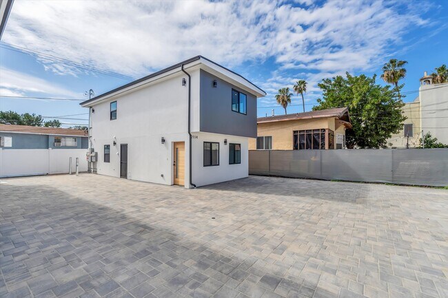 Building Photo - 2116 E 2nd St