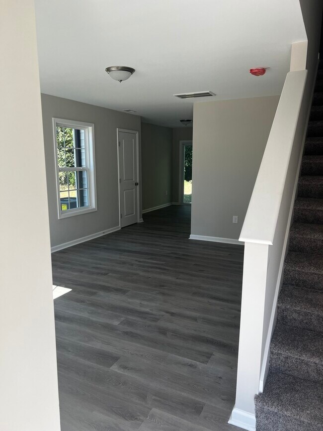 Building Photo - 513 E Mills Dr