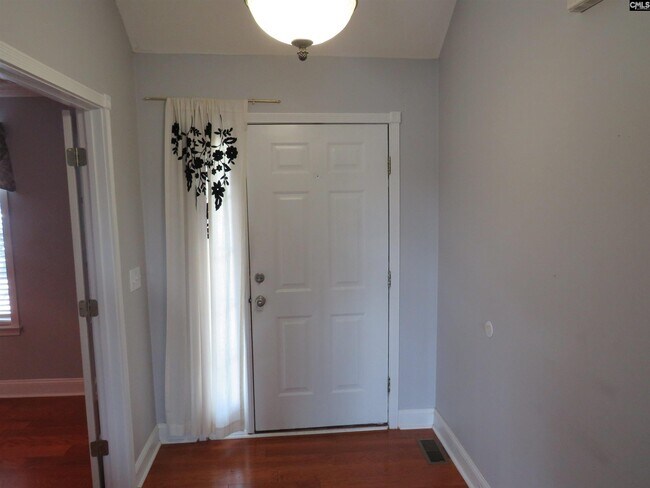 Foto del edificio - 209 Riverbirch Rd