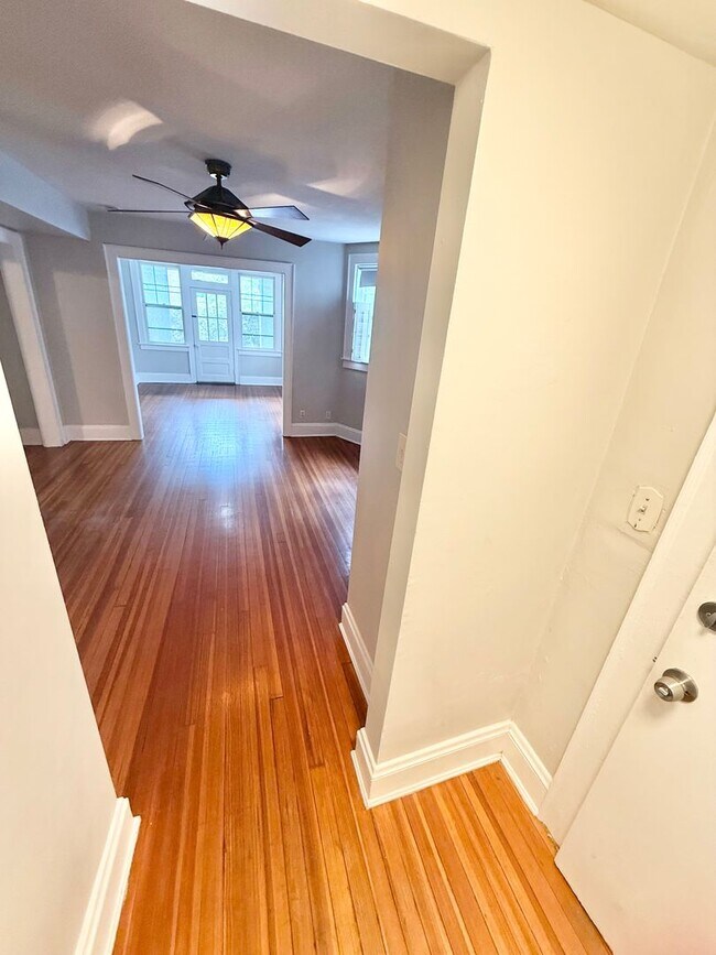 Foto del edificio - **BEST DEAL**Ghent -2 Bedroom condo 2nd Fl...