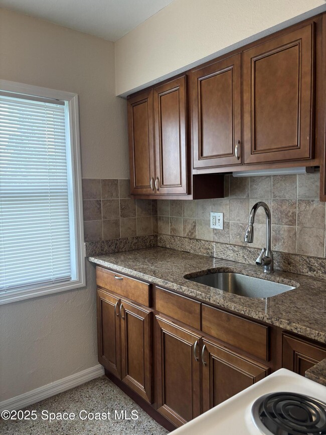 Foto del edificio - 1420 Avocado Ave