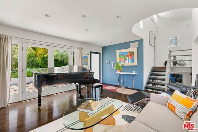 Foto del edificio - 2055 N Sycamore Ave