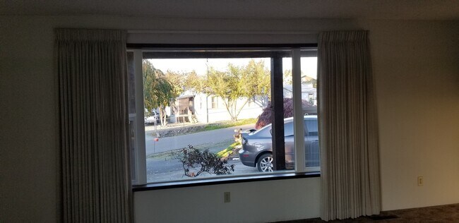Foto del edificio - 3 bedroom, 2 bathroom home in well established neighborhood.