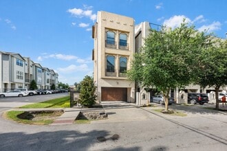 Building Photo - 1102 W 15th 1/2 St