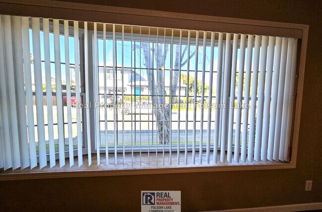 Foto del edificio - 3BR / 2.5BA Duplex – Water, Sewer, Trash & Gardener Included – Pet Friendly