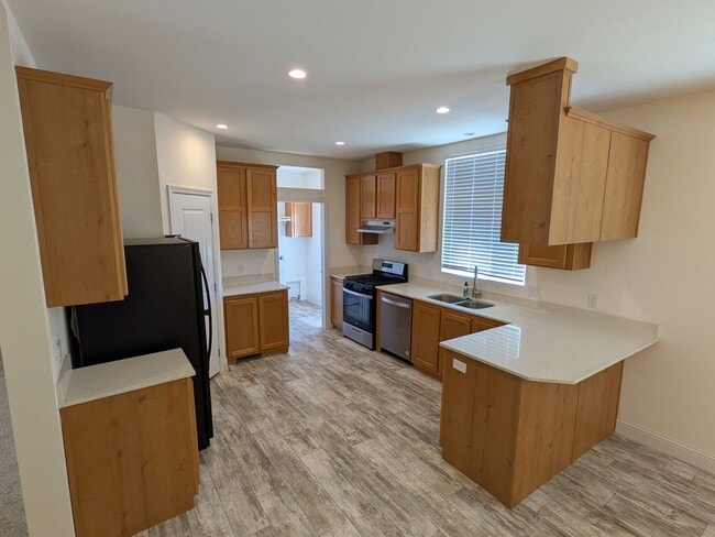 Building Photo - Newer 4 bedroom on Large Property