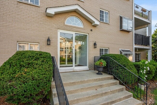 Building Photo - 451 Valley Dr