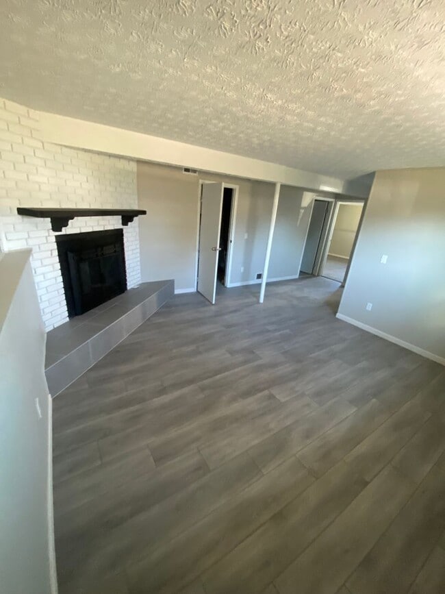 Building Photo - 4 bedroom 2 bathroom single family bi leve...