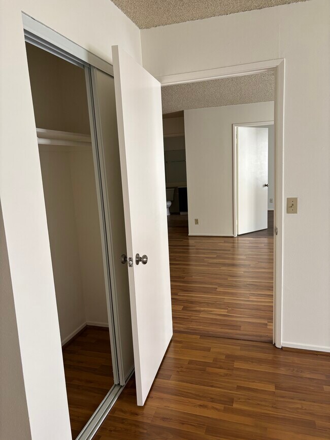Foto del edificio - 321 N Kenmore Ave