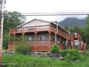 Building Photo - 3051 Crest Ave