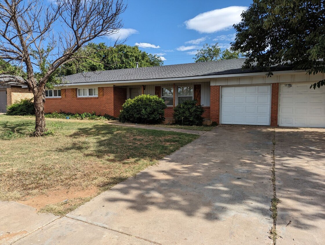 Primary Photo - Large Updated 4 Bedroom Home Off University