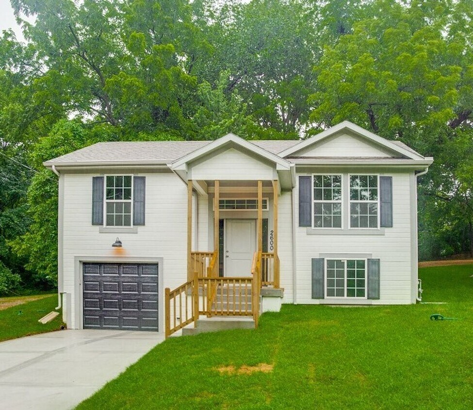 Foto principal - SEE IT NOW: Beautiful home in Avondale, MO!