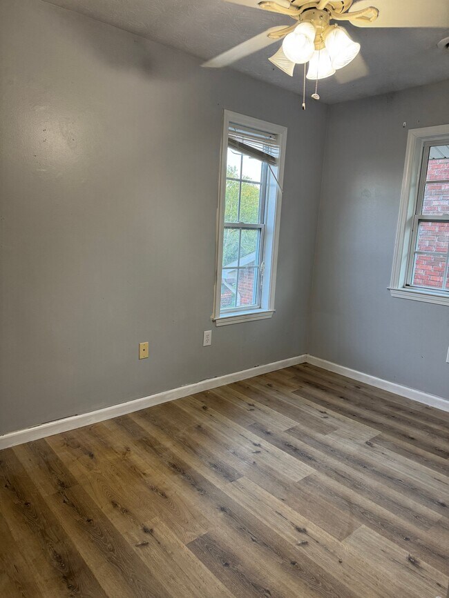 Building Photo - 223 N Queens Ct