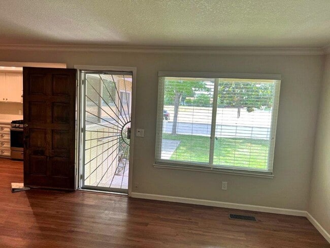 Building Photo - Remodeled Beautiful 2 Bedroom Senior Duple...