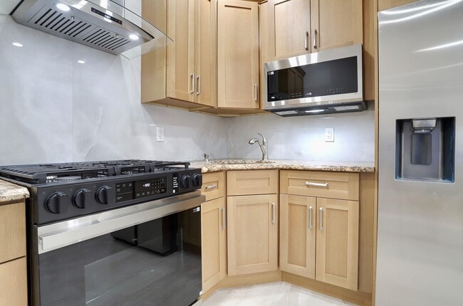 Building Photo - 915 Central Ave