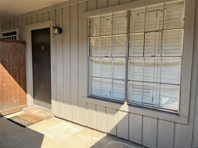 Building Photo - 1223 Augusta Dr