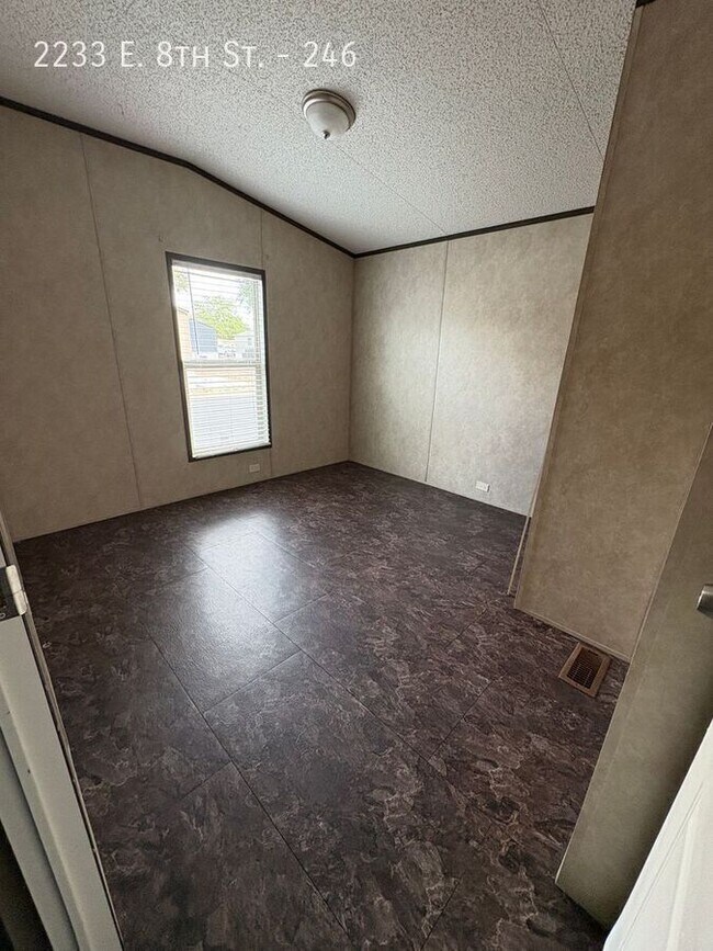 Foto del edificio - 2233 E 8th St