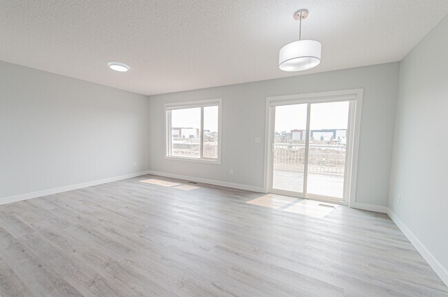 Photo du bâtiment - 1445 Cherniak Way SW