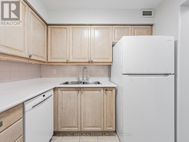 Building Photo - 35 Empress Ave