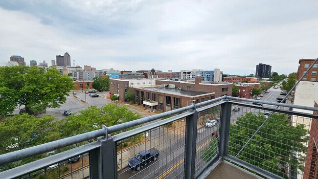 Foto del edificio - Incredible Top-Floor 1BR with Skyline View...