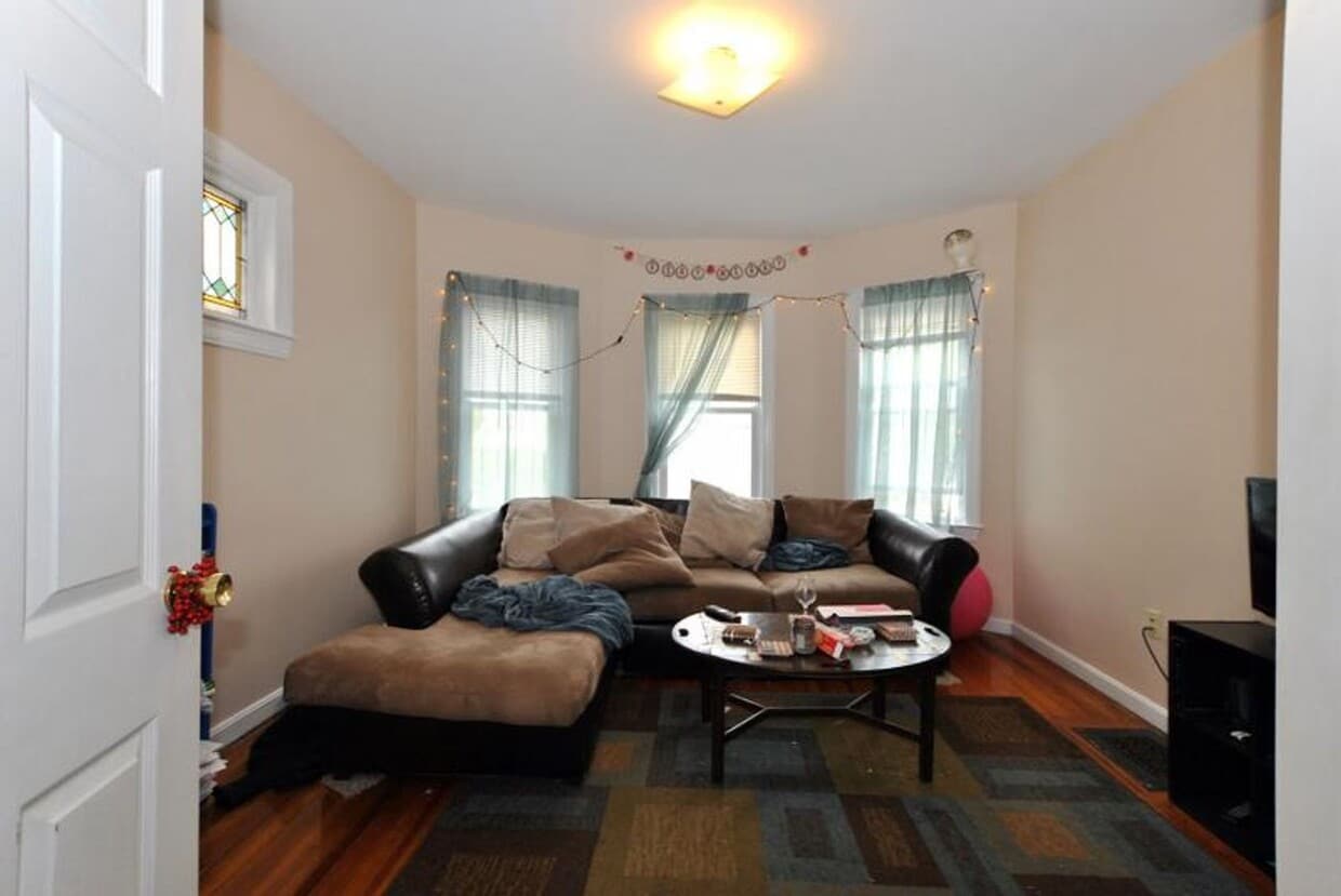 Brighton 3 Bed w/ Porch, Yard & Laundry – No Fee! - Renovated 1 Bedroom w/ Central Air + Modern Finishes | South Boston | 9/1/2026