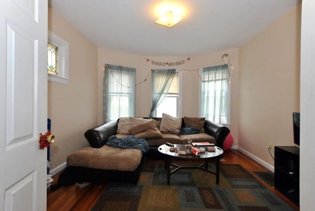 Brighton 3 Bed w/ Porch, Yard & Laundry – No Fee! - Brighton 3 Bed w/ Porch, Yard & Laundry – No Fee! Apartment