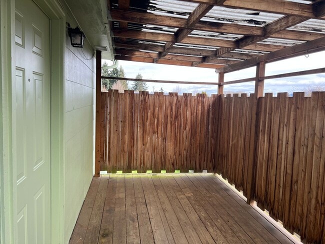 Foto del edificio - Upstairs 1 bedroom apartment with garage!