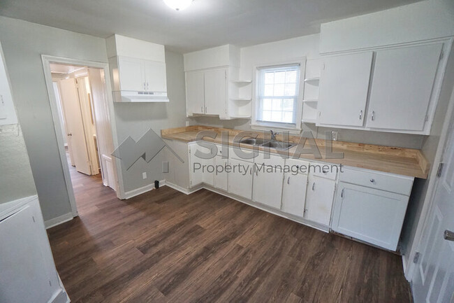 Building Photo - 928 25th St SW