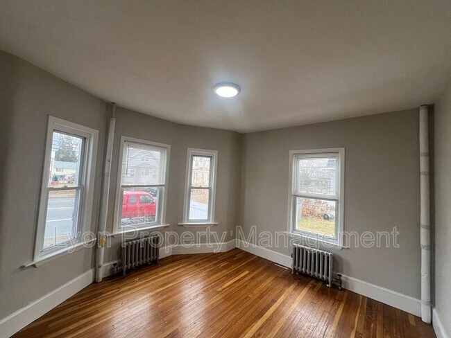Foto del edificio - 317 Bullocks Point Ave