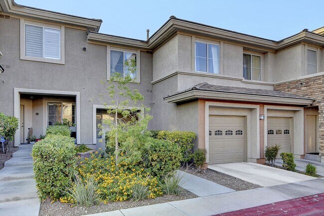 Foto del edificio - UPGRADED & BEAUTIFUL GATED 3 BEDROOM CONDO!