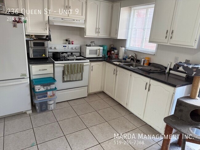 Building Photo - NEWLY RENOVATED 2 BED/1 BATH TOWNHOUSE - I...