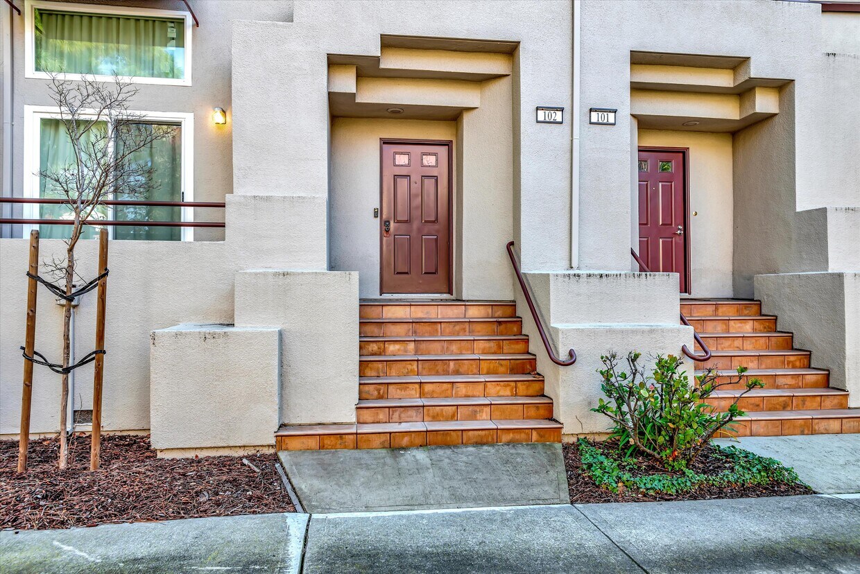 Primary Photo - 102 E Court Ln