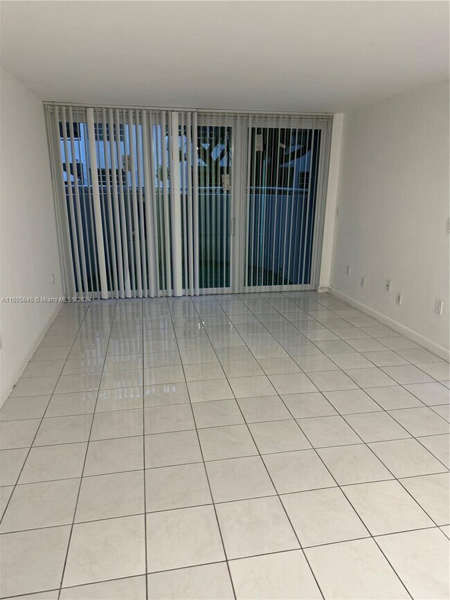 Foto del edificio - 8045 NW 7th St