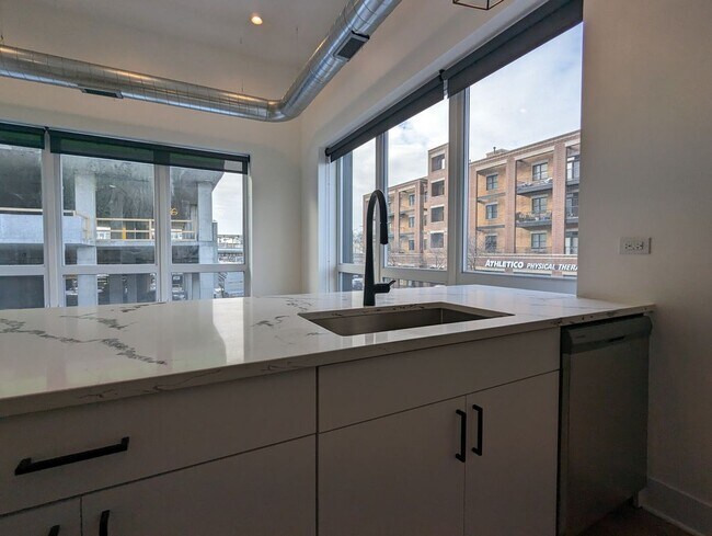 Foto del edificio - 4731 N Western Ave