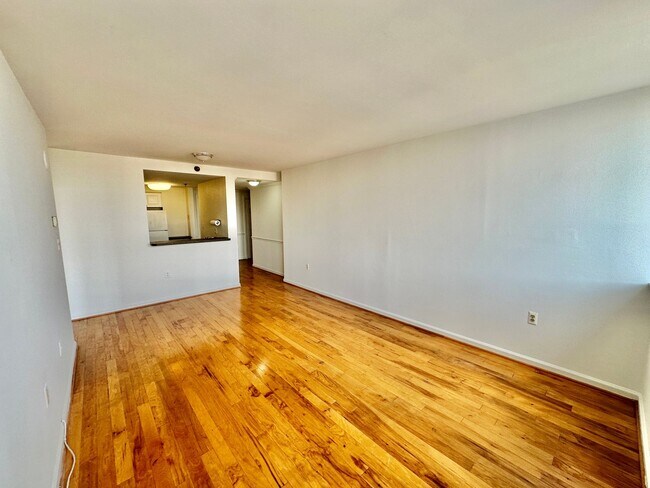 Foto del edificio - Fantastic 1 Bedroom with Den/Office/Additi...
