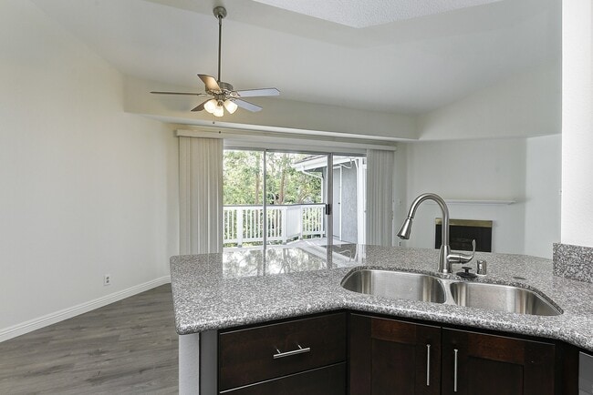 Building Photo - Remodeled 3 Bed Penthouse Condo