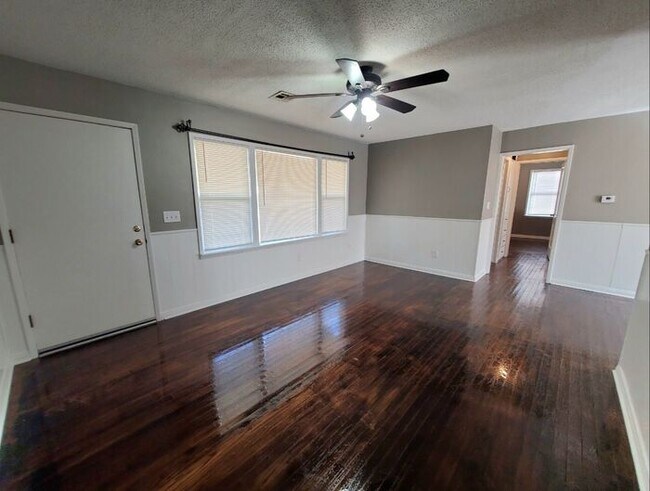Foto del edificio - 2 Bed 1 Bath Home in the Bill Atkinsons Ra...