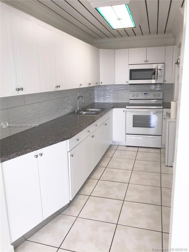 Foto del edificio - 10000 NW 80th Ct