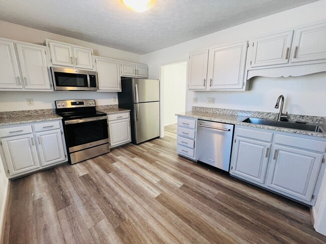 Building Photo - * RE-RENTAL AVAILABLE 4/6/26 * 3 Bedroom 2.5 Bath Townhouse