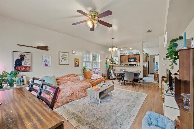 Foto del edificio - 2115 E 18th St