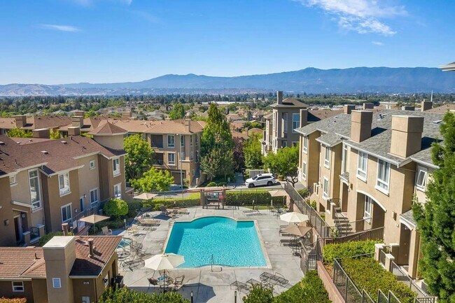 Foto del edificio - 3BD/3BA - Exclusive Townhome Living on Communication Hill: Modern Comfort Meets Scenic Views
